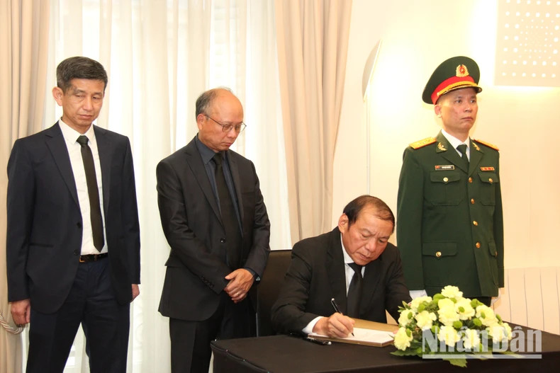 阮文雄部长在吊唁簿上留言。(明维 摄) 阮文雄部长在吊唁簿上留言。(明维 摄)
