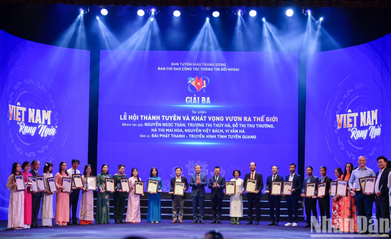 获得三等奖的作者代表。 获得三等奖的作者代表。