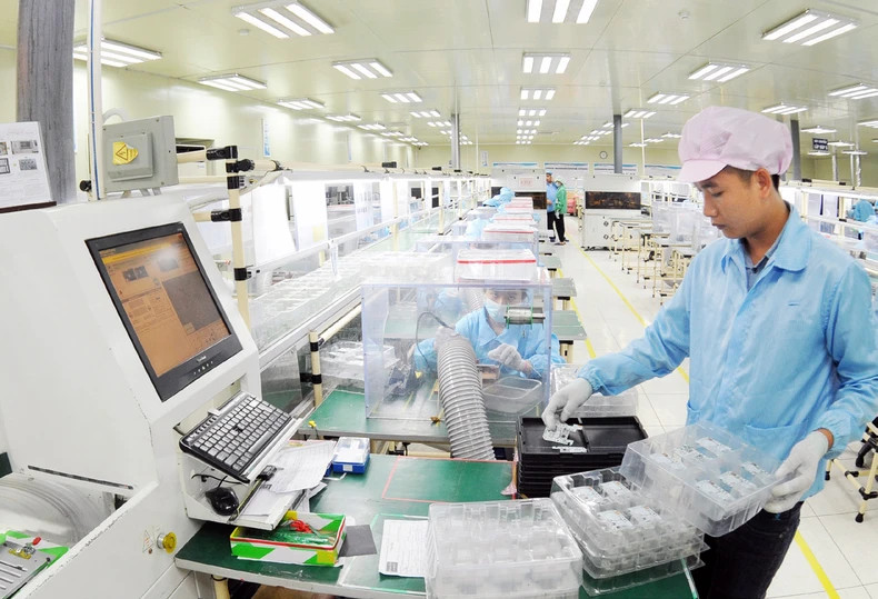 在位于北江省廷针工业园区的越南Stronics 有限公司组装电子设备。(陈海 摄) 在位于北江省廷针工业园区的越南Stronics 有限公司组装电子设备。(陈海 摄)