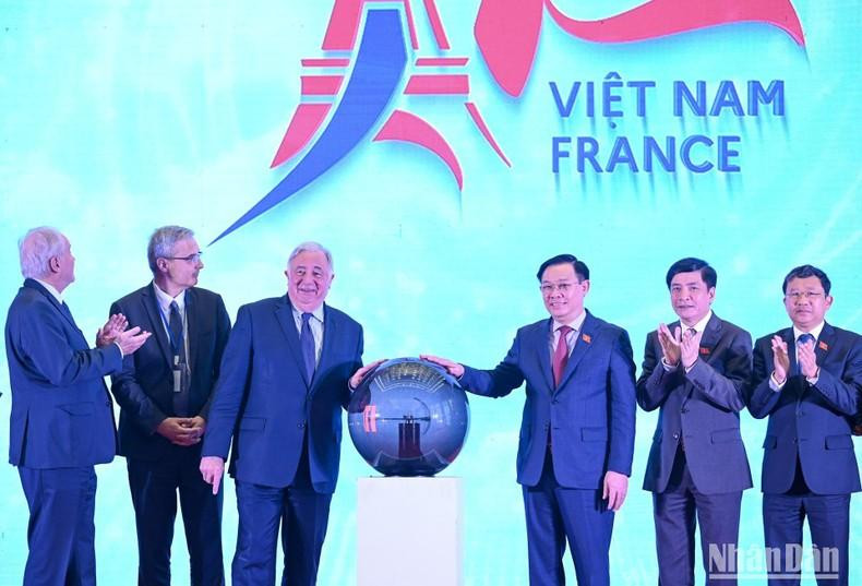 越南国会主席王廷惠与法国参议院议长热拉尔·拉尔歇同两国代表出席启动仪式。 越南国会主席王廷惠与法国参议院议长热拉尔·拉尔歇同两国代表出席启动仪式。