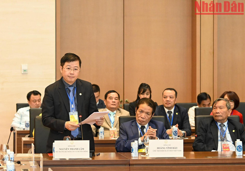 越南通信传媒部副部长阮青林作报告。