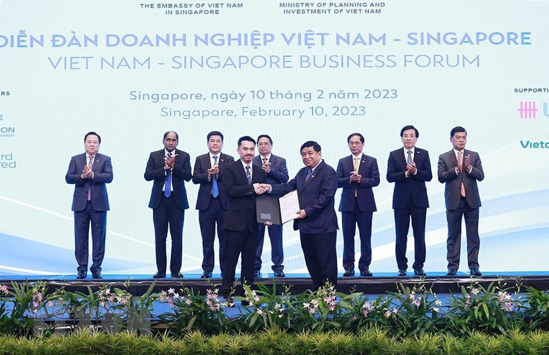 政府总理范明正见证了两国各机关和企业之间的协议交换仪式。 政府总理范明正见证了两国各机关和企业之间的协议交换仪式。