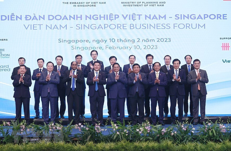 政府总理范明正与两国代表合影。 政府总理范明正与两国代表合影。