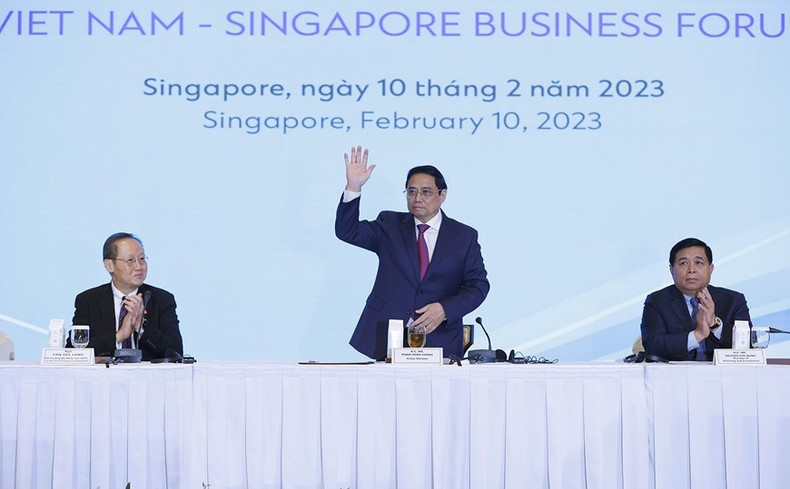 越南政府总理范明正出席越南-新加坡企业论坛并发表讲话。 越南政府总理范明正出席越南-新加坡企业论坛并发表讲话。