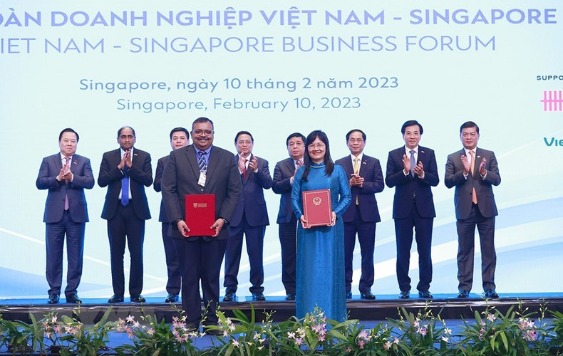 政府总理范明正见证了两国各机关和企业之间的协议交换仪式。 政府总理范明正见证了两国各机关和企业之间的协议交换仪式。