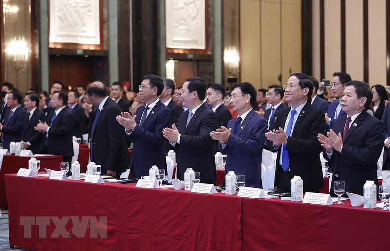 越南代表团出席越新企业论坛。 越南代表团出席越新企业论坛。
