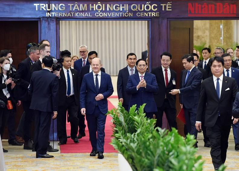 越南政府总理范明正和德国总理奥拉夫·朔尔茨出席越德企业圆桌会议。