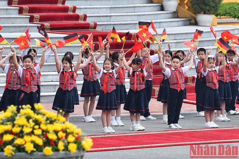 首都河内少儿欢迎德国总理奥拉夫·朔尔茨对越南进行正式访问。 首都河内少儿欢迎德国总理奥拉夫·朔尔茨对越南进行正式访问。