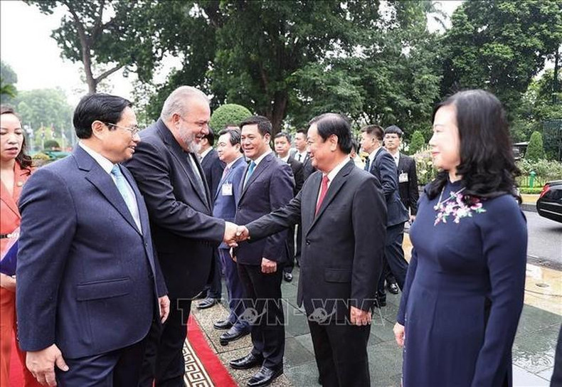 政府总理范明正向古巴总理曼努埃尔•马雷罗•克鲁斯介绍越南代表团成员。 政府总理范明正向古巴总理曼努埃尔•马雷罗•克鲁斯介绍越南代表团成员。