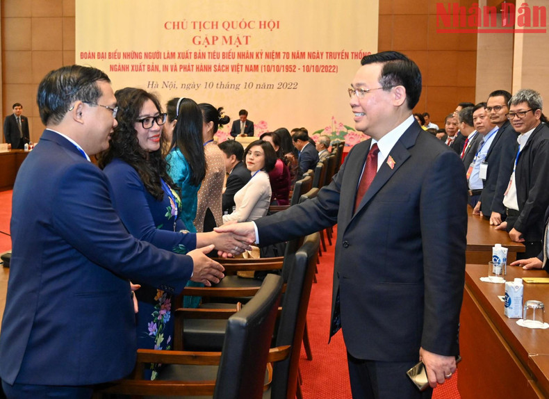 越南国会主席王廷惠会见模范出版工作者。
