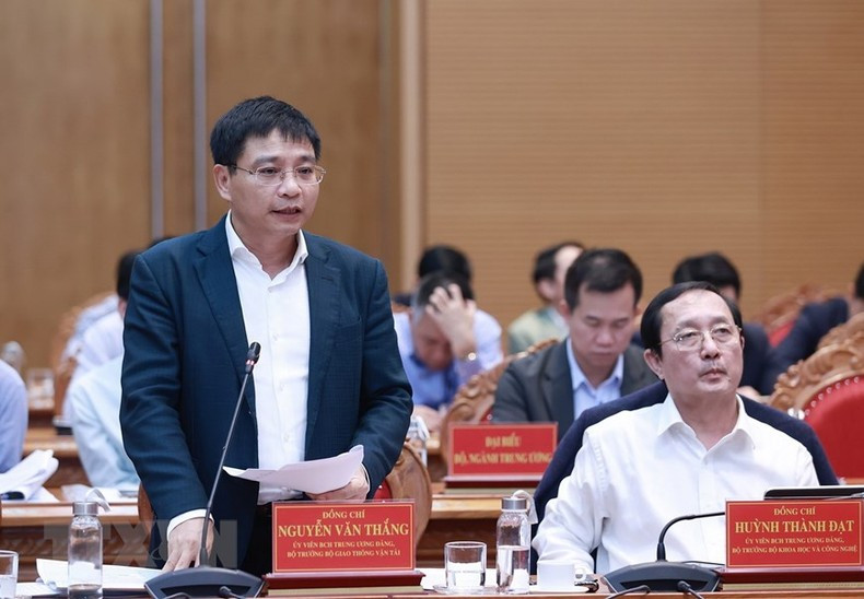 交通运输部长阮文胜在会上发言。