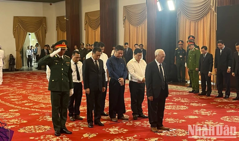 原越共中央政治局委员、原越南国会主席阮文安家属吊唁越共中央总书记阮富仲。