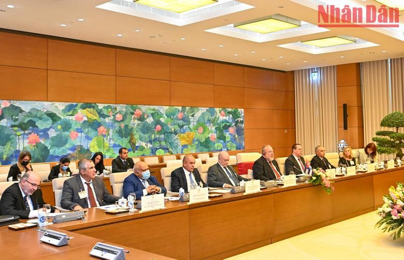 古巴总理曼努埃尔·马雷罗与古巴代表团成员。 古巴总理曼努埃尔·马雷罗与古巴代表团成员。