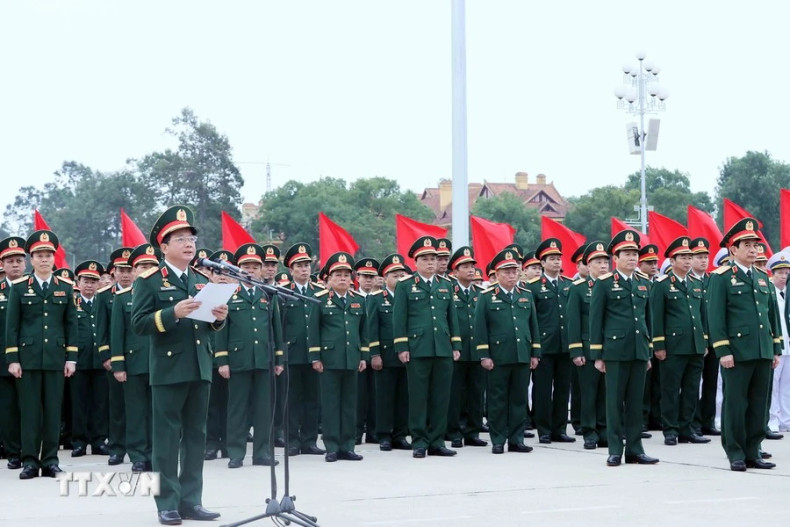 越共中央书记处书记、中央军委常委、越南人民军总政治局主任郑文决上将发表讲话。