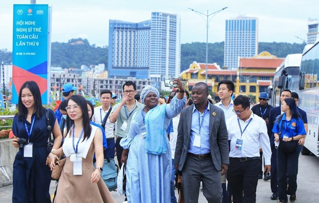 全球青年议员代表团参观下龙湾。 全球青年议员代表团参观下龙湾。