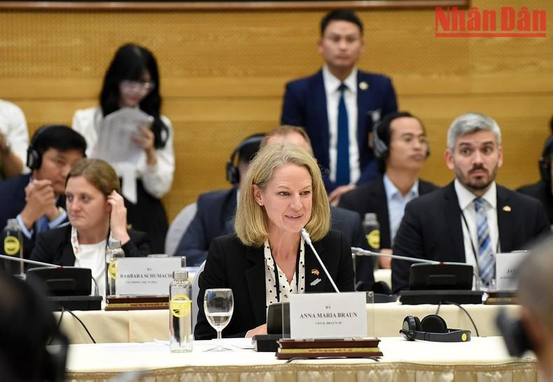 德国企业代表发表讲话。