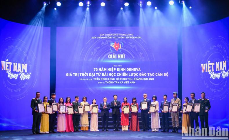 获得二等奖的作者代表。 获得二等奖的作者代表。