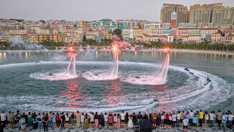 “爱情的螺旋”演出每天日落时间举行。