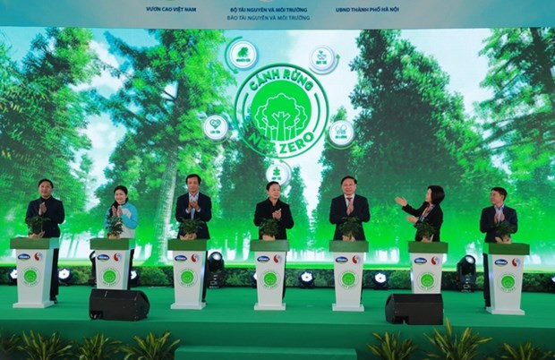 政府副总理陈红河同各位代表正式启动到2050年“向净零排放前进”植树项目。 政府副总理陈红河同各位代表正式启动到2050年“向净零排放前进”植树项目。