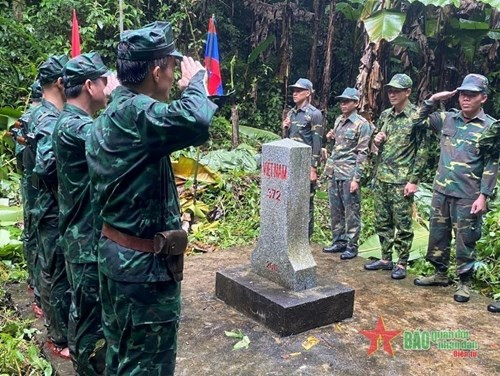 双方向界碑敬礼。