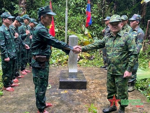 双方队长进行信息交换。