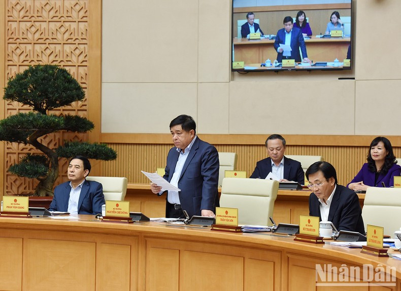 计划与投资部部长阮志勇在会上作了报告。 计划与投资部部长阮志勇在会上作了报告。