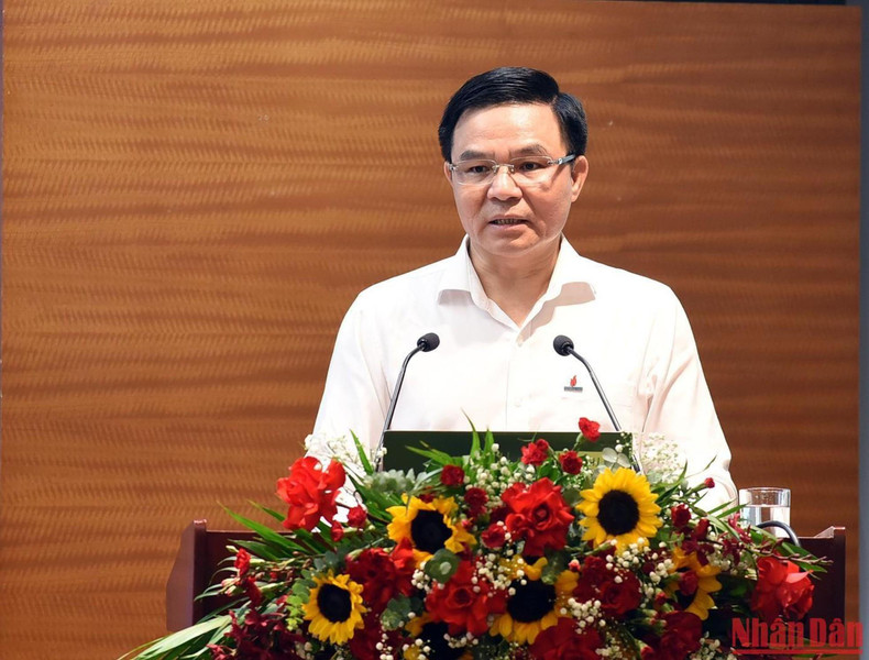 石油集团总经理黎孟雄在会上作报告。 与会代表。 石油集团总经理黎孟雄在会上作报告。 与会代表。