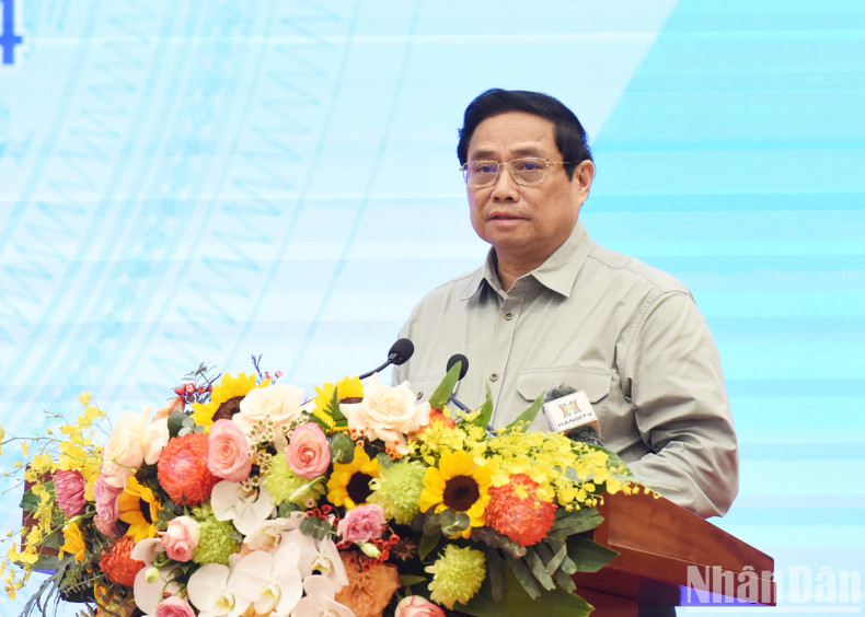 范明正总理在会上发表讲话。