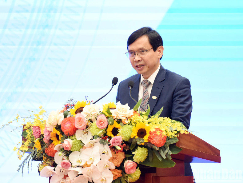 河内铁路运输公司董事会主席杜文欢在会上发表讲话。