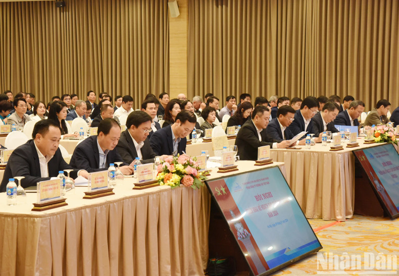 各部委代表出席会议。