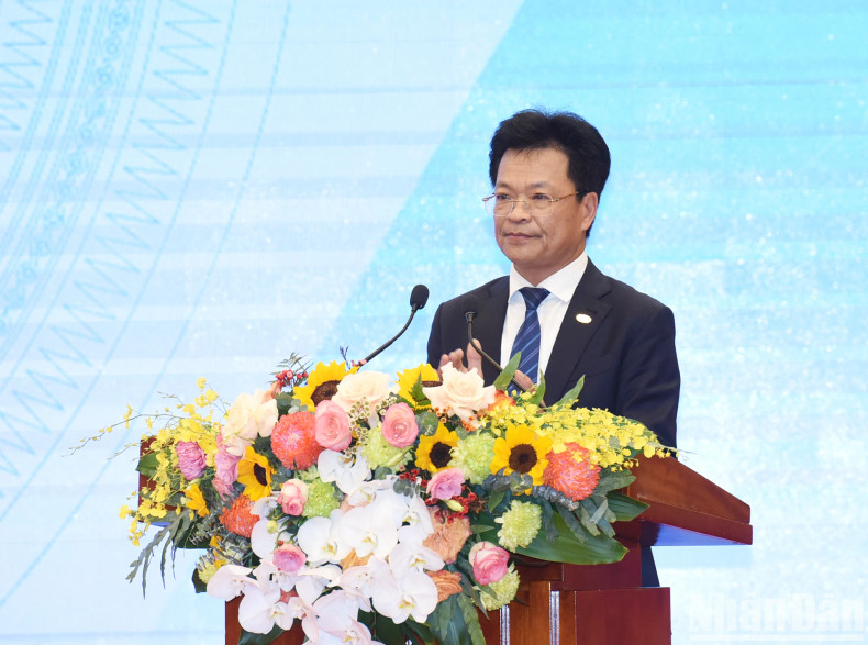 越南铁路总公司董事长邓士孟在会上发表讲话。