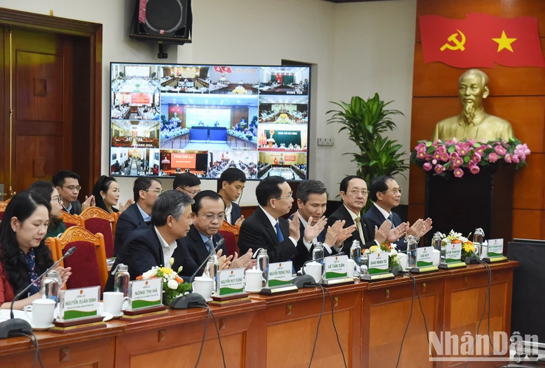 各部委领导代表出席会议。