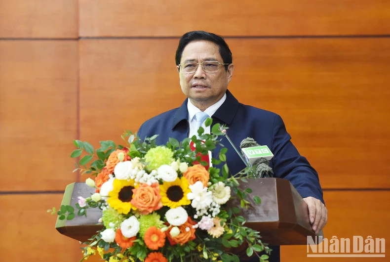 政府总理范明正在会上发表指导性讲话。