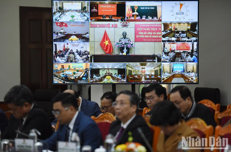 义安省领导代表在义安省分会场上发表讲话。