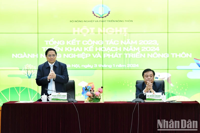 政府总理范明正出席越南农业与农村发展部以线上和线下相结合方式举行的农业与农村发展部门2023年工作总结和2024年任务方向部署会议。