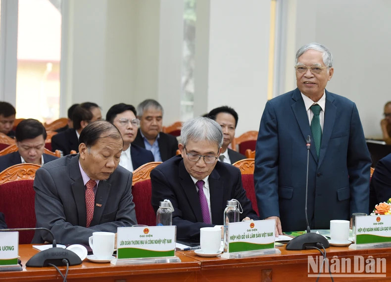 越南稻米行业协会领导代表在会上发表讲话。