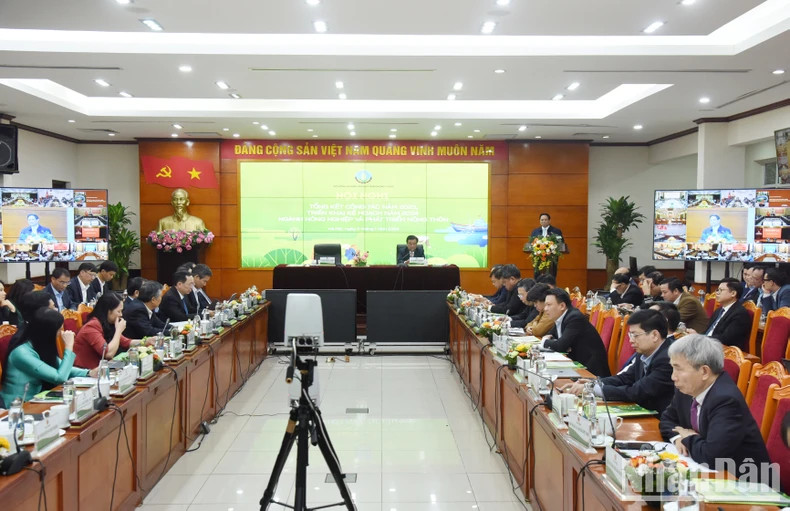 会议以线上和线下相结合方式举行，设在河内的会议主会场与全国63个省市分会场视频连线。