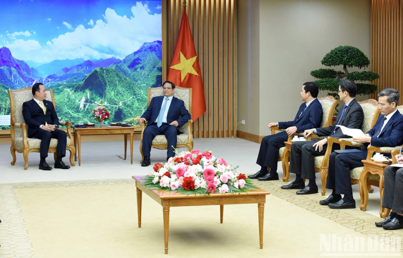 政府各部委领导代表出席会见。 政府各部委领导代表出席会见。