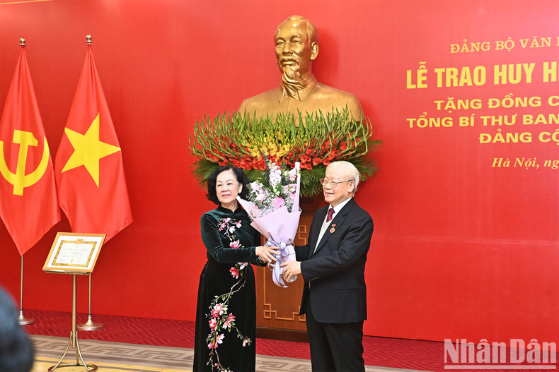 党、国家领导人向阮富仲总书记赠送鲜花表示祝贺。 党、国家领导人向阮富仲总书记赠送鲜花表示祝贺。