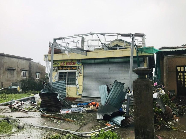 越门镇多间房屋屋顶被掀翻、房屋外墙倒塌。 越门镇多间房屋屋顶被掀翻、房屋外墙倒塌。