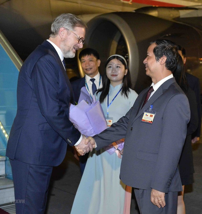 越南教育与培训部部长阮金山在内排国际机场欢迎捷克总理彼得·菲亚拉。 越南教育与培训部部长阮金山在内排国际机场欢迎捷克总理彼得·菲亚拉。