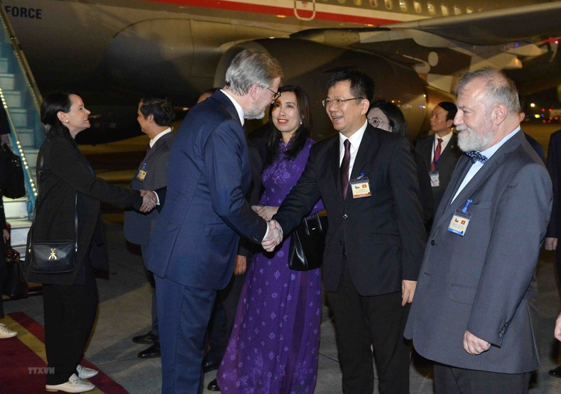 捷克总理彼得·菲亚拉抵达河内,开始对越南进行正式访问。 捷克总理彼得·菲亚拉抵达河内,开始对越南进行正式访问。