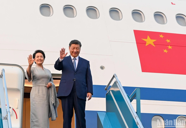 中共中央总书记、中国国家主席习近平和夫人在专机上挥手告别。 中共中央总书记、中国国家主席习近平和夫人在专机上挥手告别。