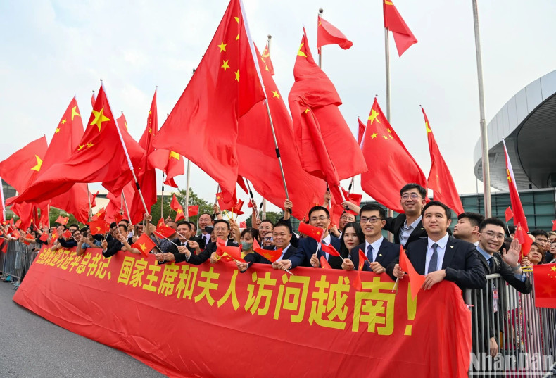 人们向中共中央总书记、中国国家主席习近平和夫人挥手致意。 人们向中共中央总书记、中国国家主席习近平和夫人挥手致意。