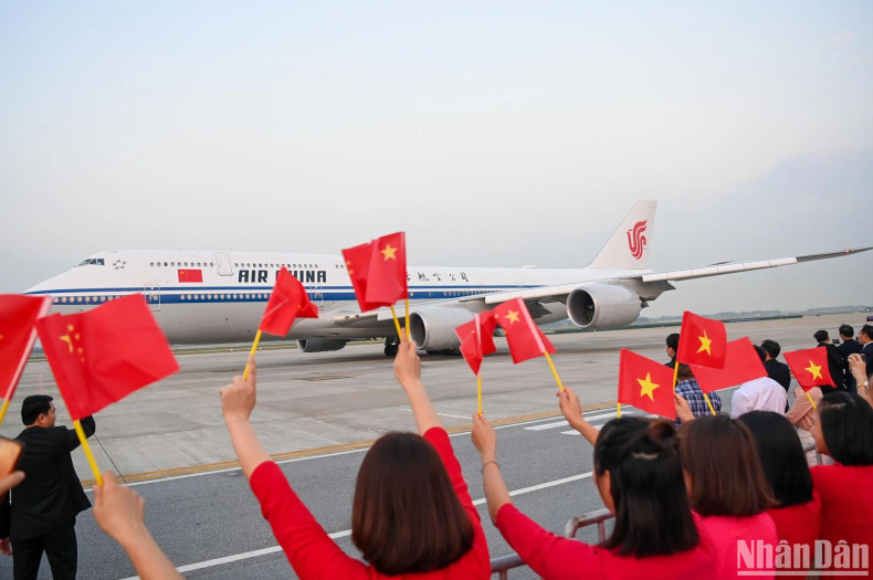 中共中央总书记、中国国家主席习近平和夫人同中国高级代表团乘专机离开河内,圆满结束对 越南国事访问。 中共中央总书记、中国国家主席习近平和夫人同中国高级代表团乘专机离开河内,圆满结束对 越南国事访问。