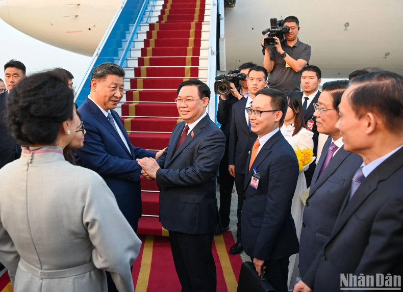 越南国会主席王廷惠与中共中央总书记、中国国家主席习近平和夫人交谈。 越南国会主席王廷惠与中共中央总书记、中国国家主席习近平和夫人交谈。