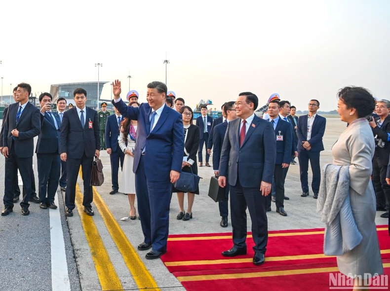 中共中央总书记、中国国家主席习近平在内排国际机场向人们挥手致意。 中共中央总书记、中国国家主席习近平在内排国际机场向人们挥手致意。