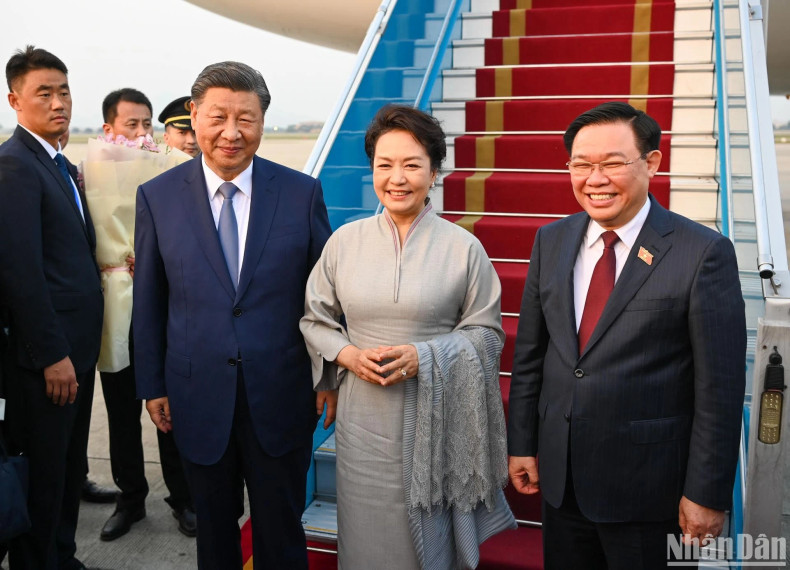 越南国会主席王廷惠与中共中央总书记、中国国家主席习近平和夫人合影。 越南国会主席王廷惠与中共中央总书记、中国国家主席习近平和夫人合影。