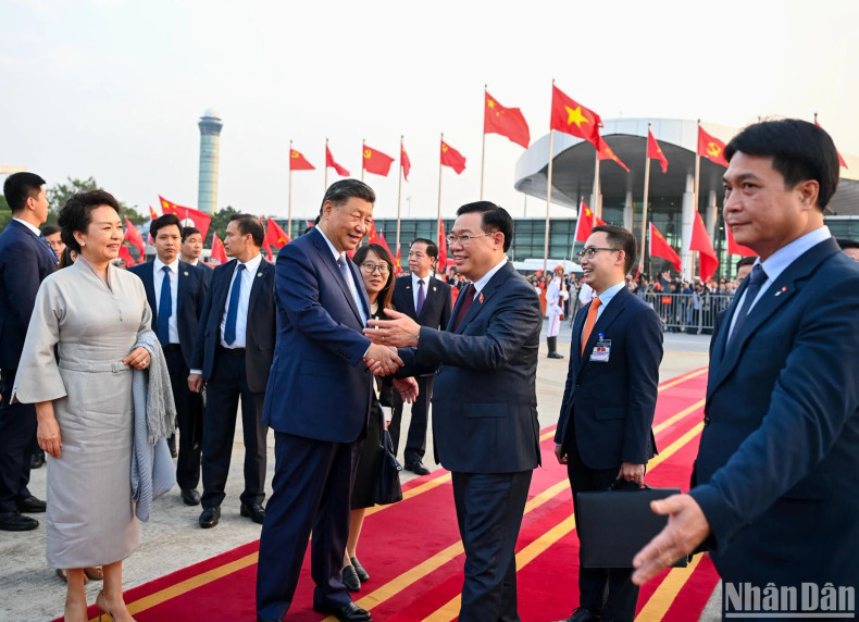 越南国会主席王廷惠送行中共中央总书记、中国国家主席习近平和夫人。 越南国会主席王廷惠送行中共中央总书记、中国国家主席习近平和夫人。