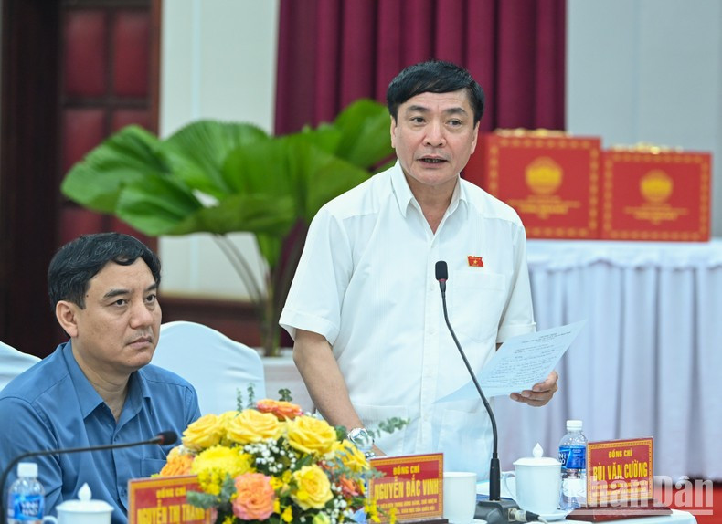 国会秘书长、国会办公厅主任裴文强在会上发表讲话。